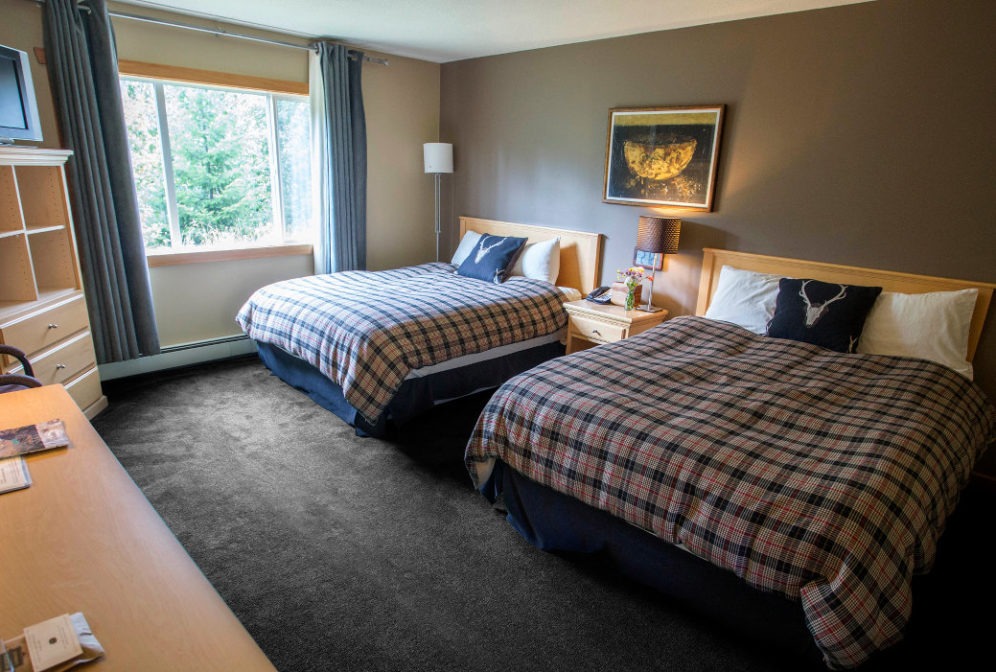 Two queen-sized beds with a view of the surrounding nature